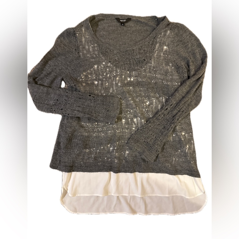 Elegant Gray Sweater with Cream Hem